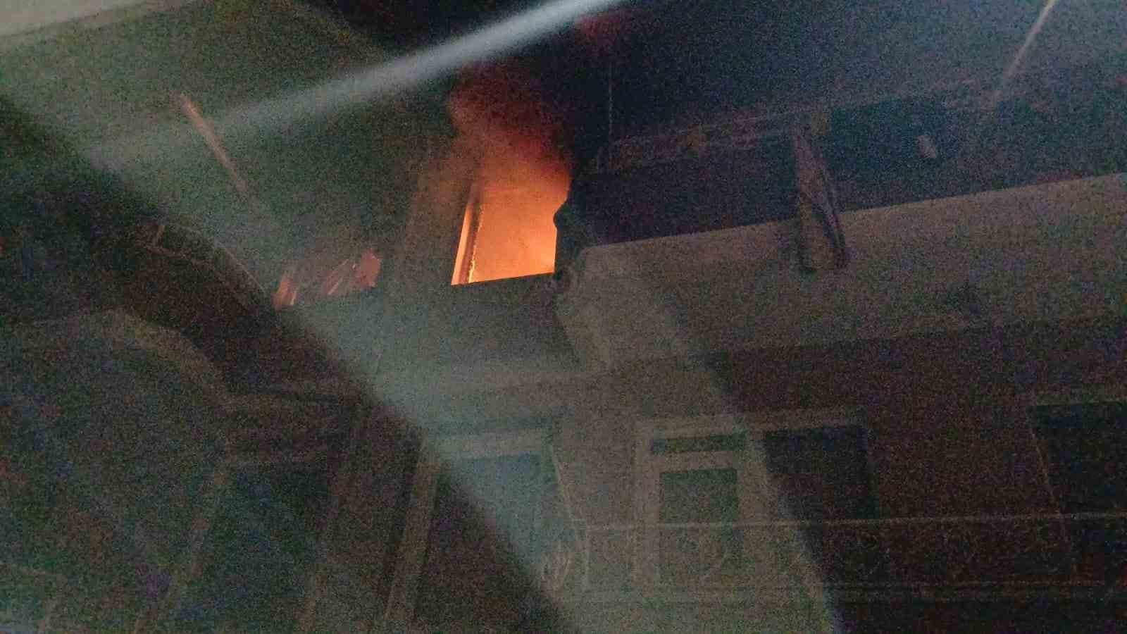 Çorum’da apartman dairesinde çıkan yangın paniğe yol açtı