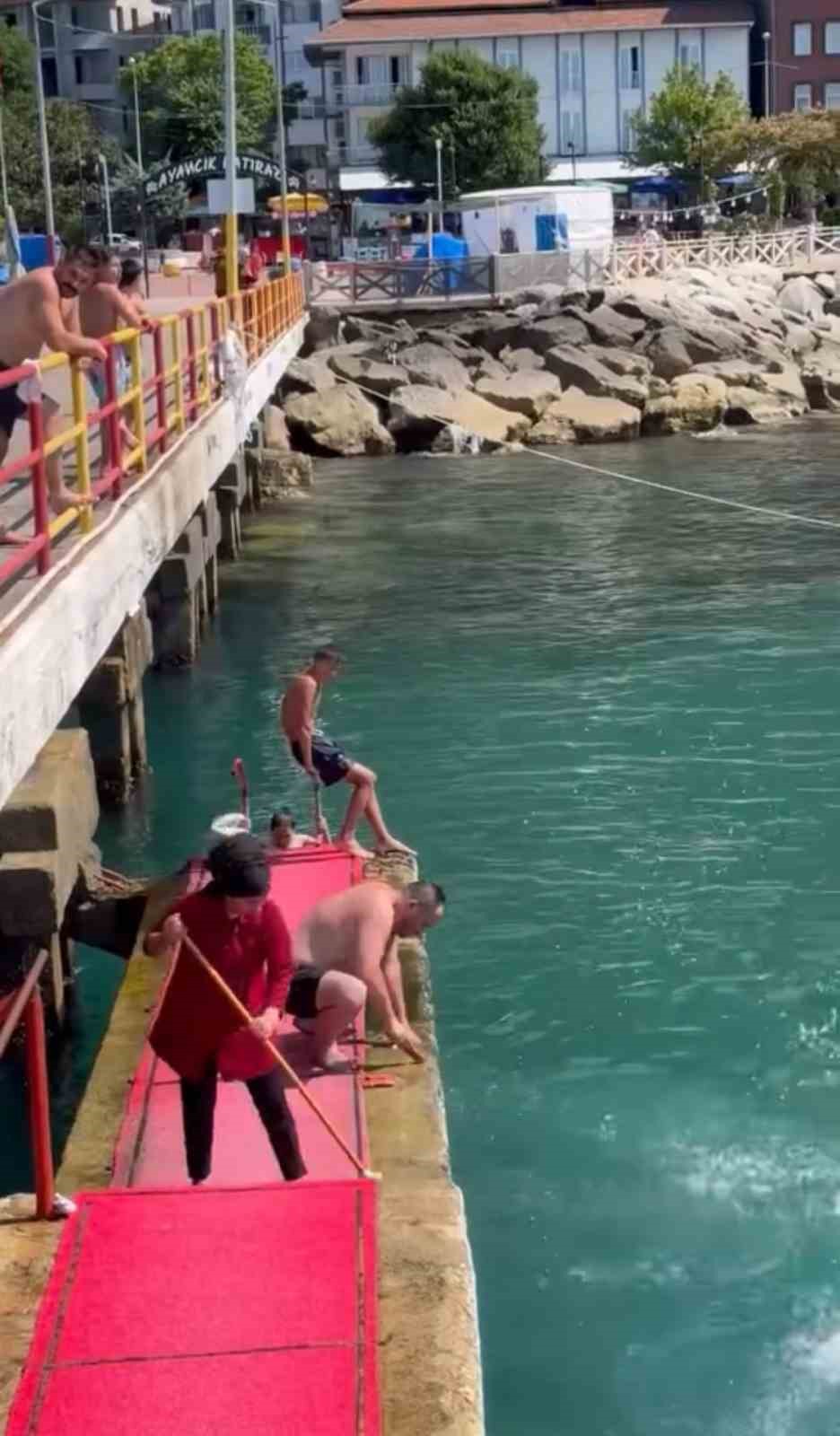 Yosunlu iskeleyi temizleyen &ccedil;ifte teşekk&uuml;r belgesi
