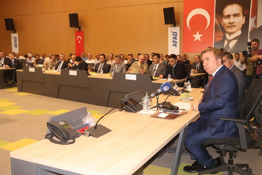 Vali Aydoğdu muhtarlarla toplantıda bir araya geldi