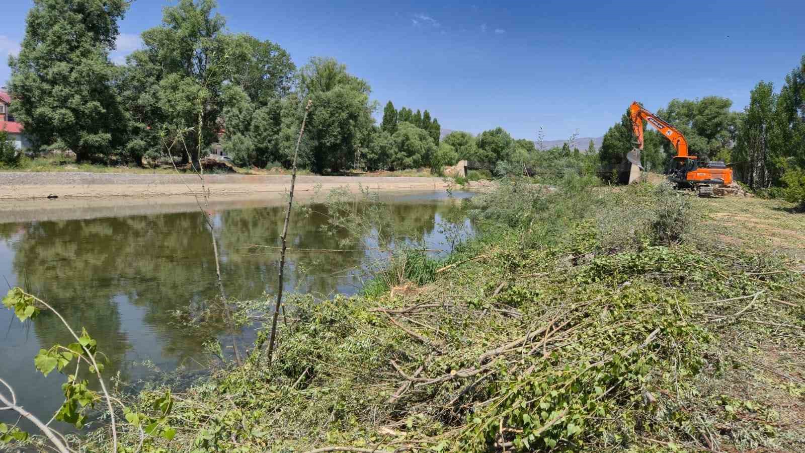 Bayburt&rsquo;ta yapımı devam eden taşkın kontrol inşaatlarında incelemeler yapıldı
