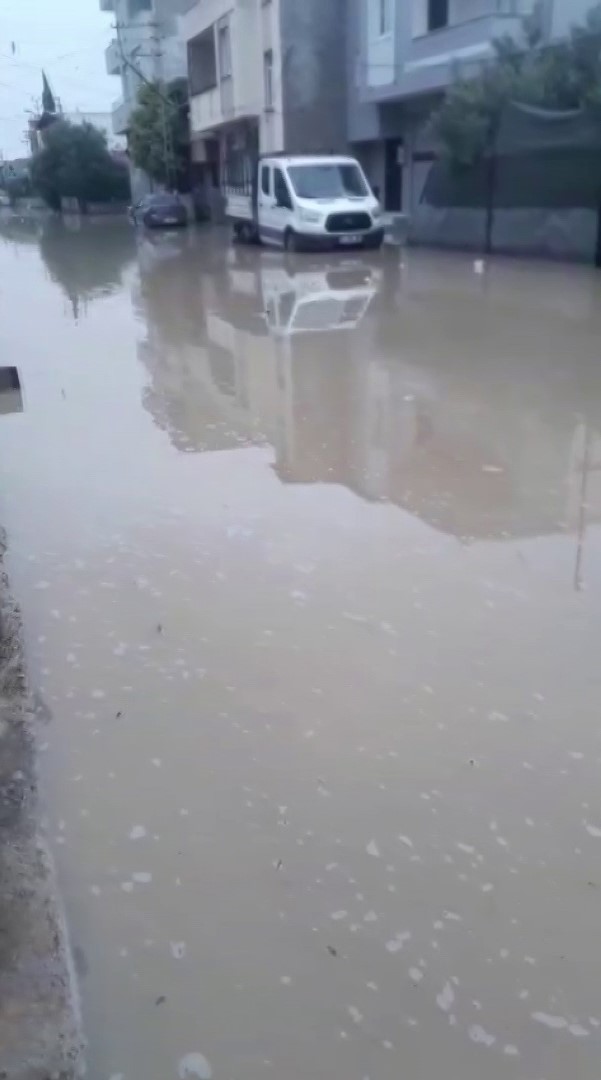  gnde ikinci kez su borusu patlad, mahalle sular altnda kald
