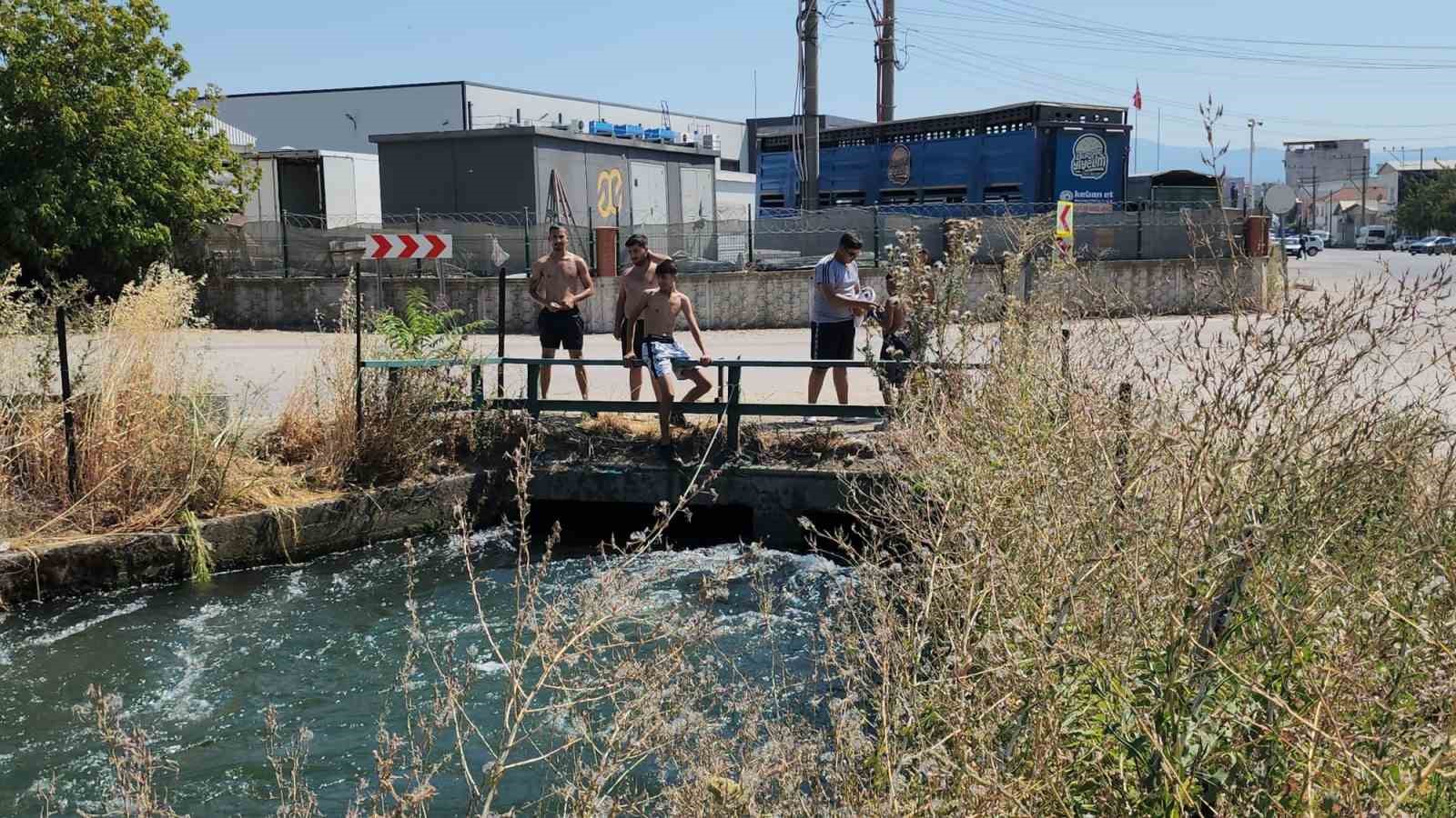 40 derecede sulama kanalında serinlediler
