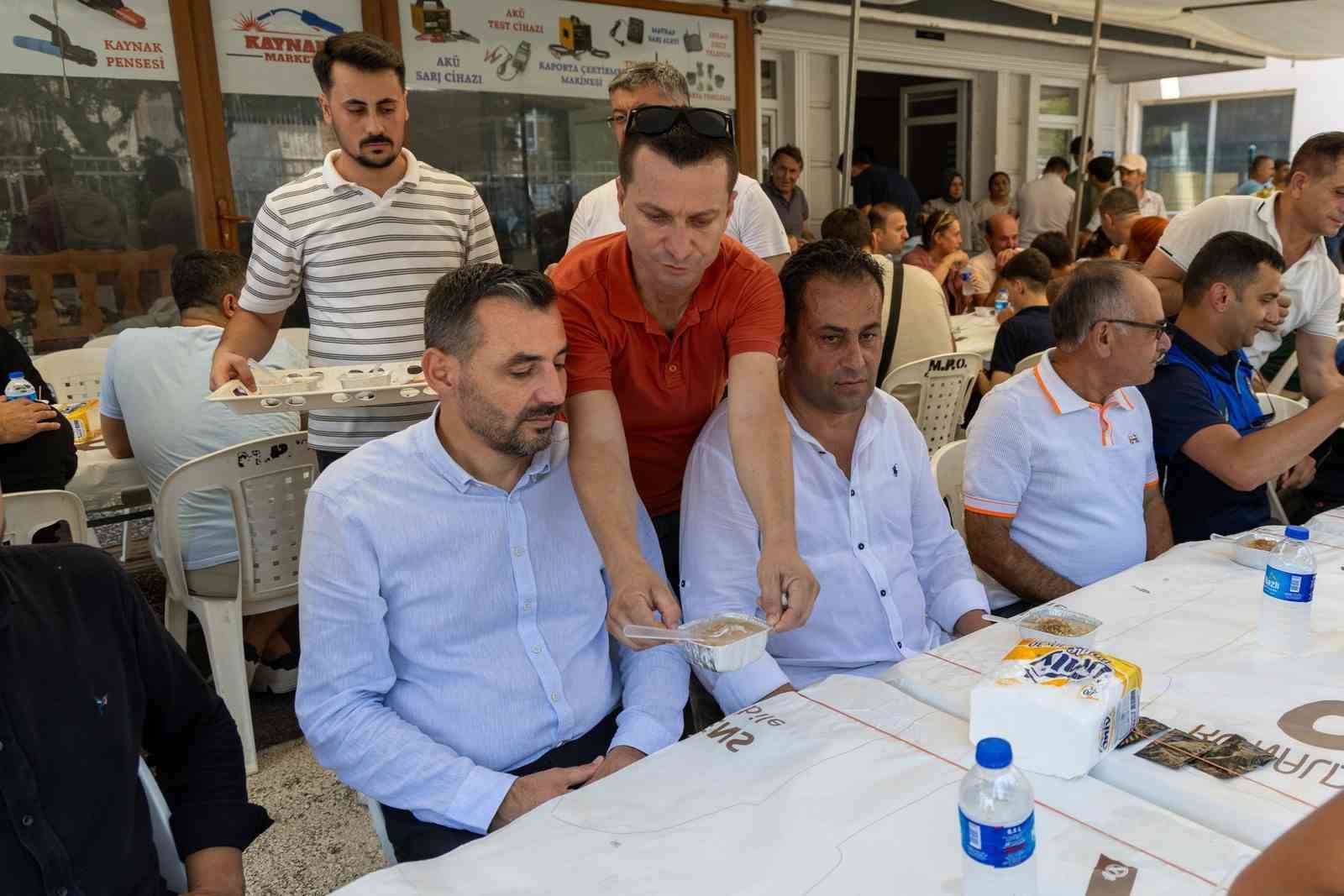 Manavgat&rsquo;ta vatandaşlara aşure ikram edildi
