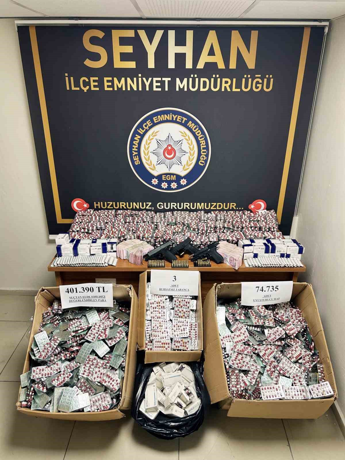 Oto galericiye baskında 74 bin uyuşturucu hap ve 401 bin TL ele ge&ccedil;irildi
