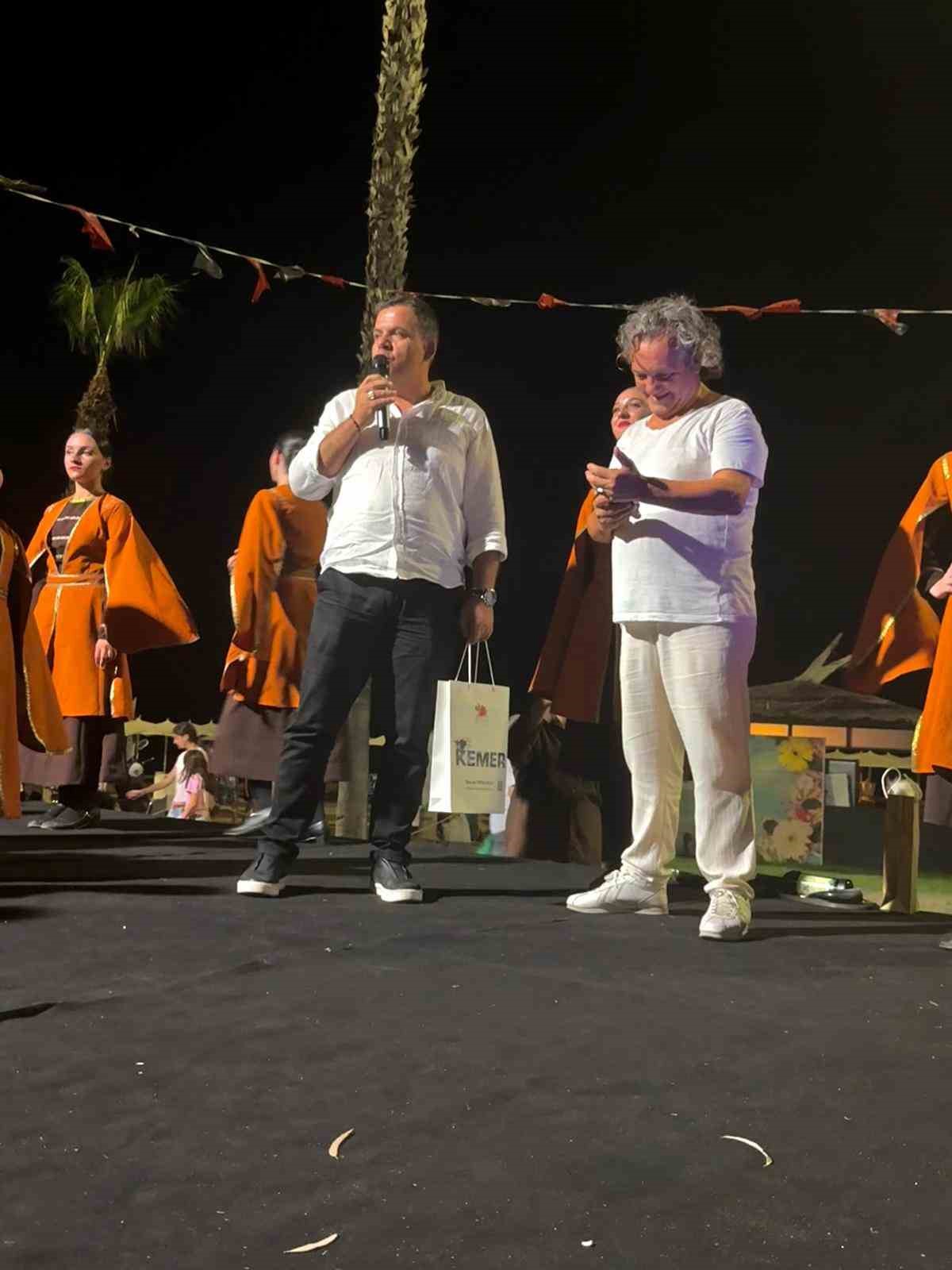 Kemer&rsquo;de G&uuml;rc&uuml; dans topluluğunun g&ouml;sterisi izleyenleri hayran bıraktı
