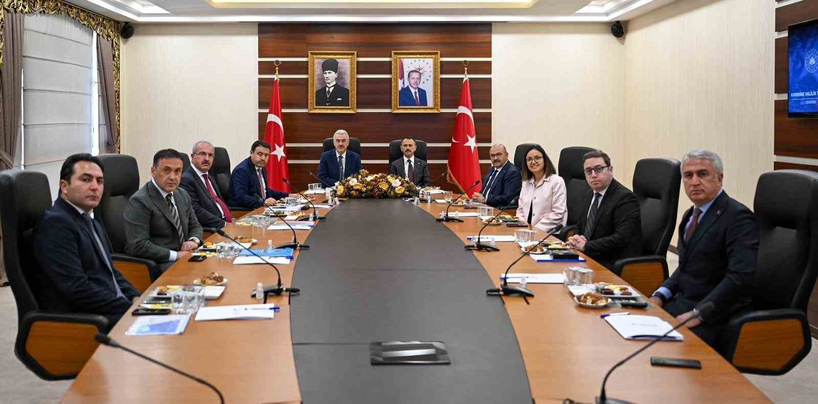 Valiler Kocaeli&rsquo;nde d&uuml;zensiz g&ouml;&ccedil;&uuml; g&ouml;r&uuml;şt&uuml;
