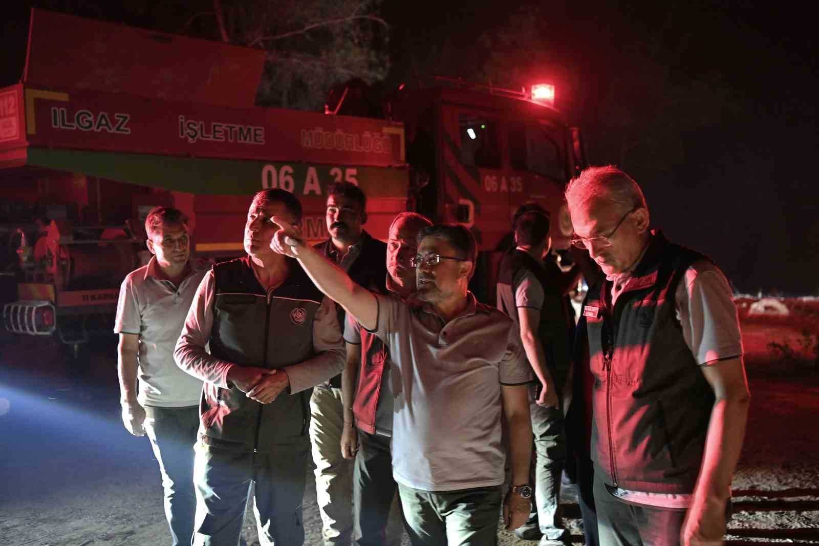 Bakan Yumaklı&rsquo;dan yangın b&ouml;lgesinde &ccedil;alışan ekiplere moral ziyareti
