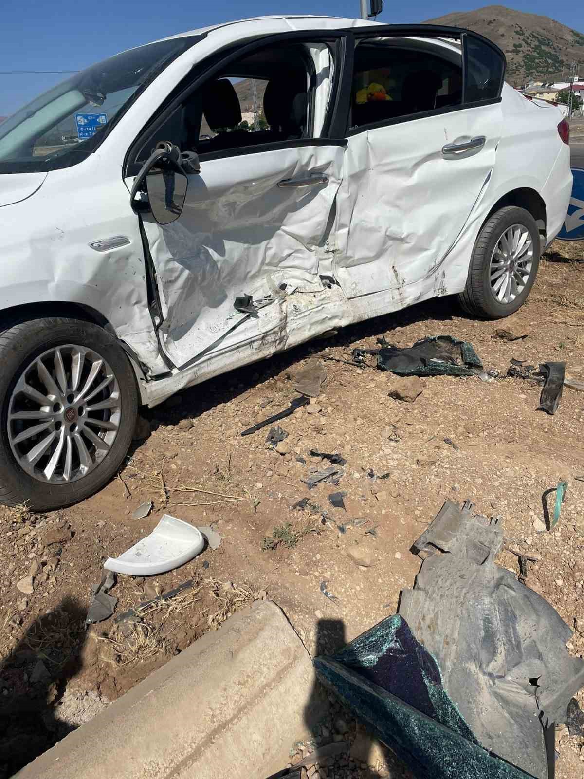 Bing&ouml;l&rsquo;de otomobiller &ccedil;arpıştı: 2 yaralı
