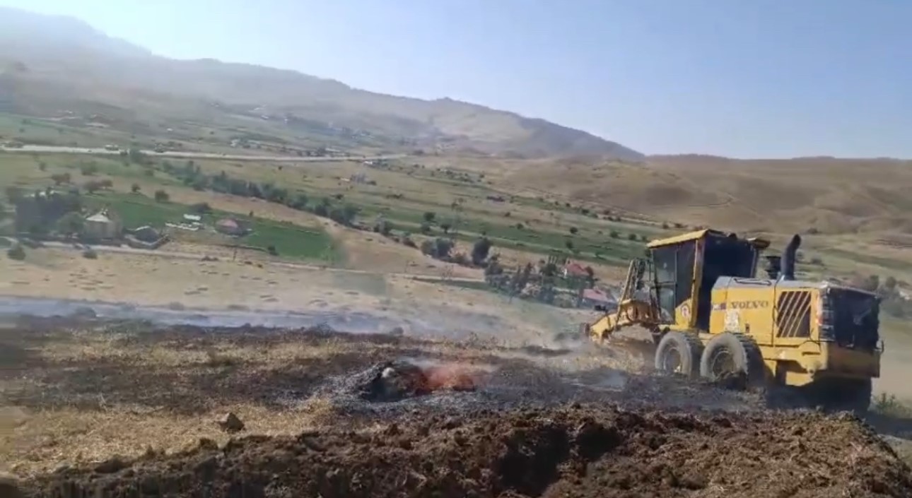 Yüksekova’da anız yangınına kepçeli müdahale