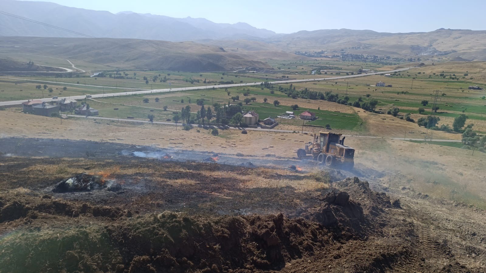 Y&uuml;ksekova&rsquo;da anız yangınına kep&ccedil;eli m&uuml;dahale
