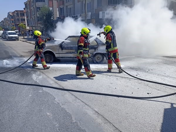 Balıkesir’de LPG’li TOFAŞ marka araç yol ortasında yandı