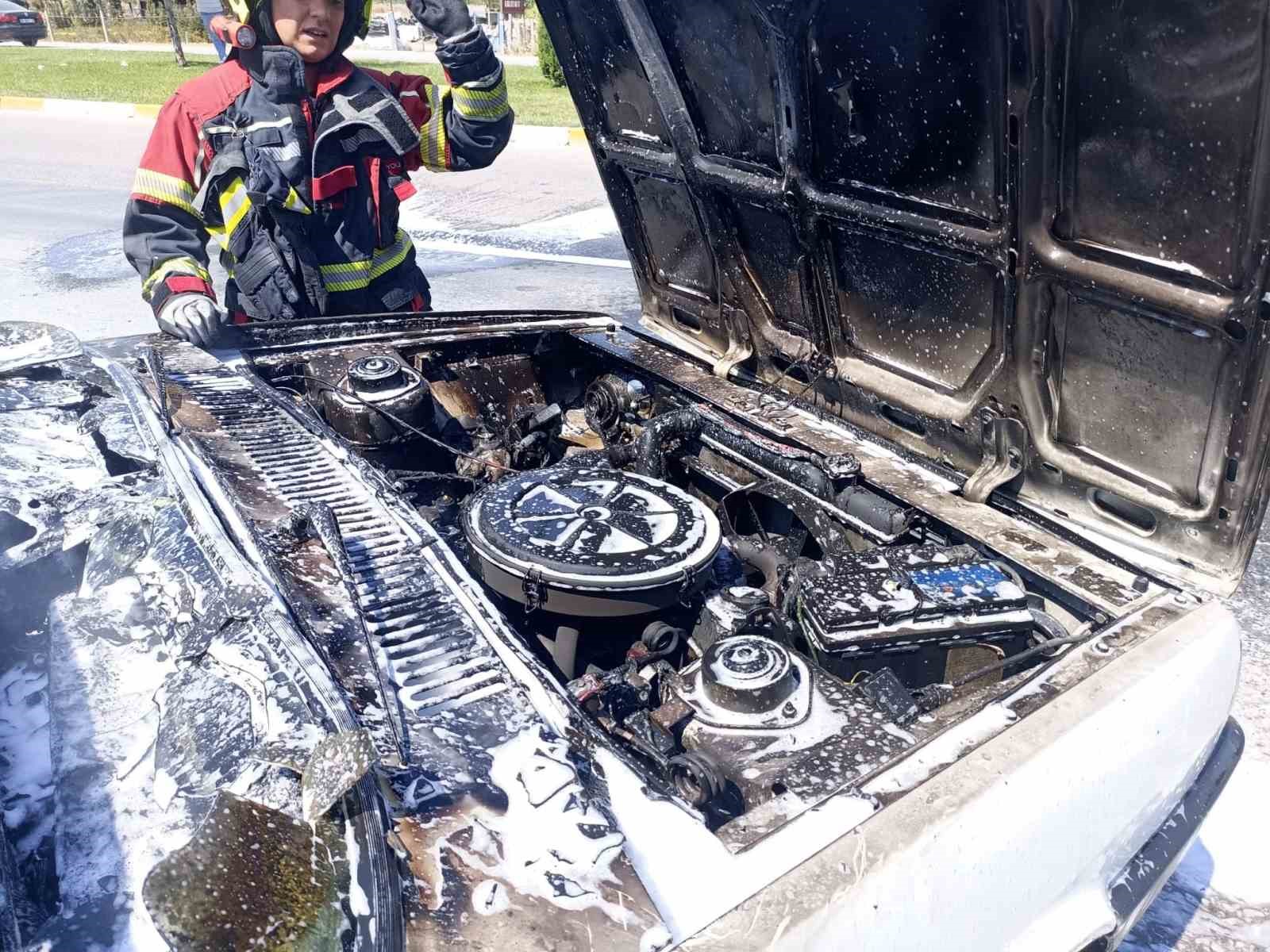 Balıkesir&rsquo;de LPG&rsquo;li TOFAŞ marka ara&ccedil; yol ortasında yandı
