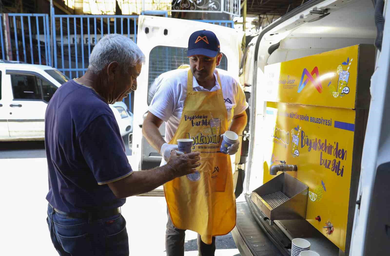 Mersinde emekilere 120 bin bardak limonata datld

