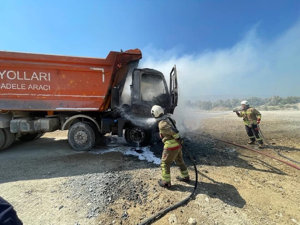 Hatay’da ağır tonajlı kamyonda çıkan yangın söndürüldü