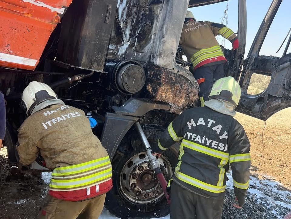 Hatay&rsquo;da ağır tonajlı kamyonda &ccedil;ıkan yangın s&ouml;nd&uuml;r&uuml;ld&uuml;
