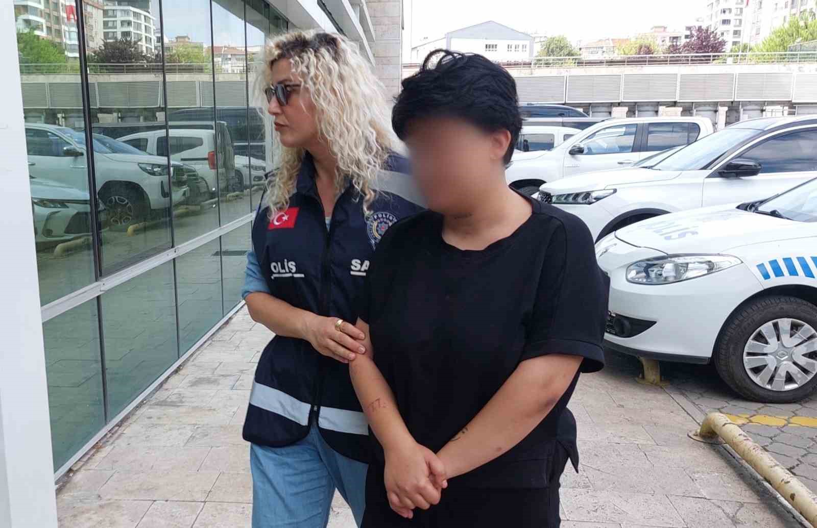 Genç kız, erkek arkadaşından ayrılmasını isteyen annesini bıçakla ağır yaraladı