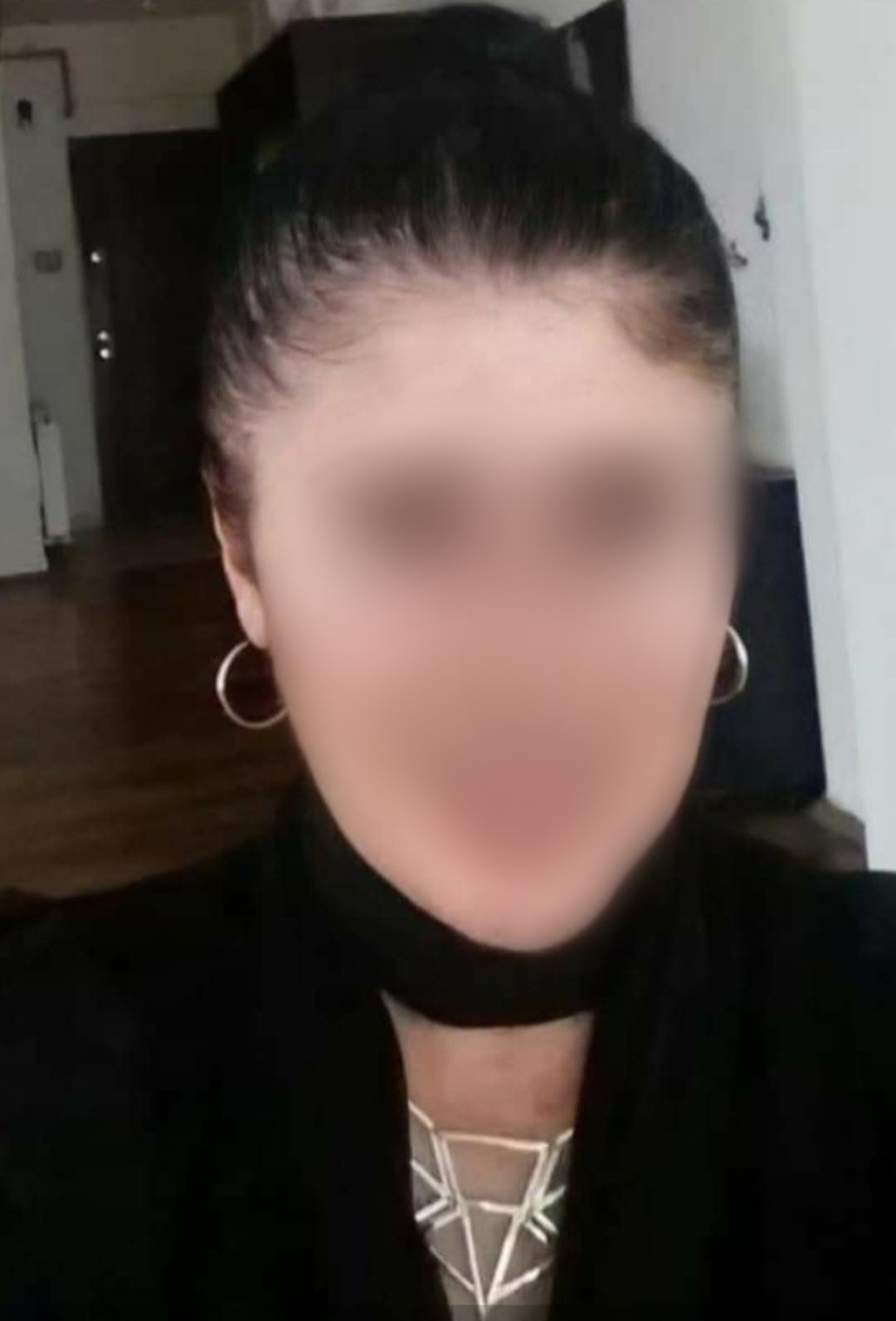 Gen&ccedil; kız, erkek arkadaşından ayrılmasını isteyen annesini bı&ccedil;akla ağır yaraladı
