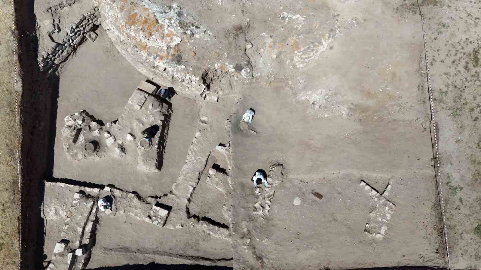 Ahlat Sel&ccedil;uklu Kalesi&rsquo;nde başlatılan kazılar tarihe ışık tutacak
