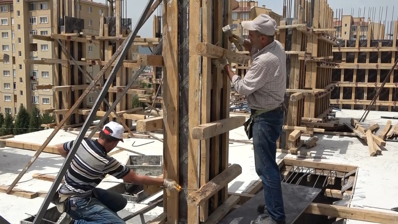 İnşaat işçilerinin sıcak havayla mücadelesi