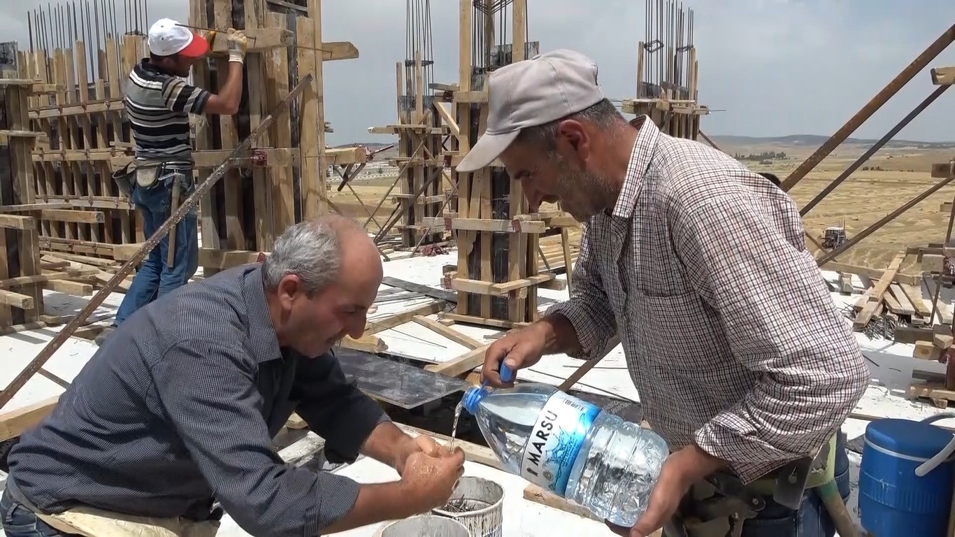 İnşaat iş&ccedil;ilerinin sıcak havayla m&uuml;cadelesi
