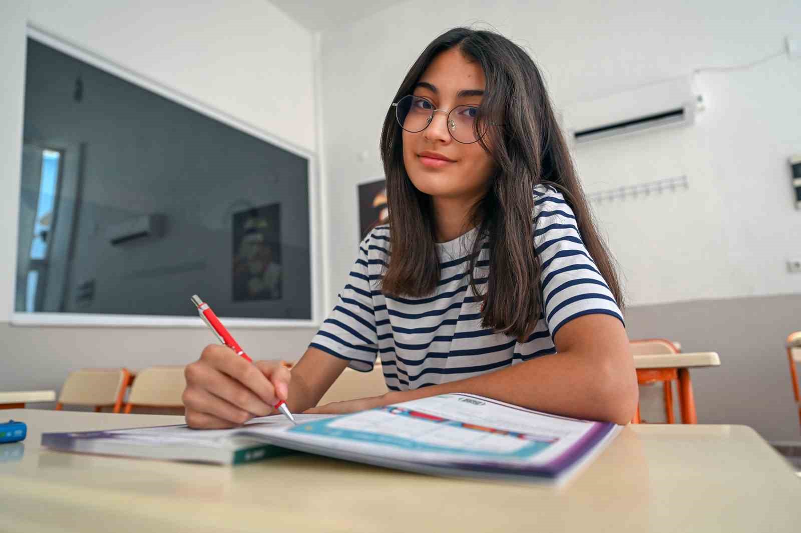 Mersinde Aydnckn LGS birincisi Bykehir Belediyesi kurs merkezi rencisi kt
