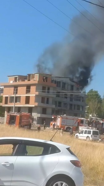 İzolasyon çalışması sırasında çatı alevlere teslim oldu
