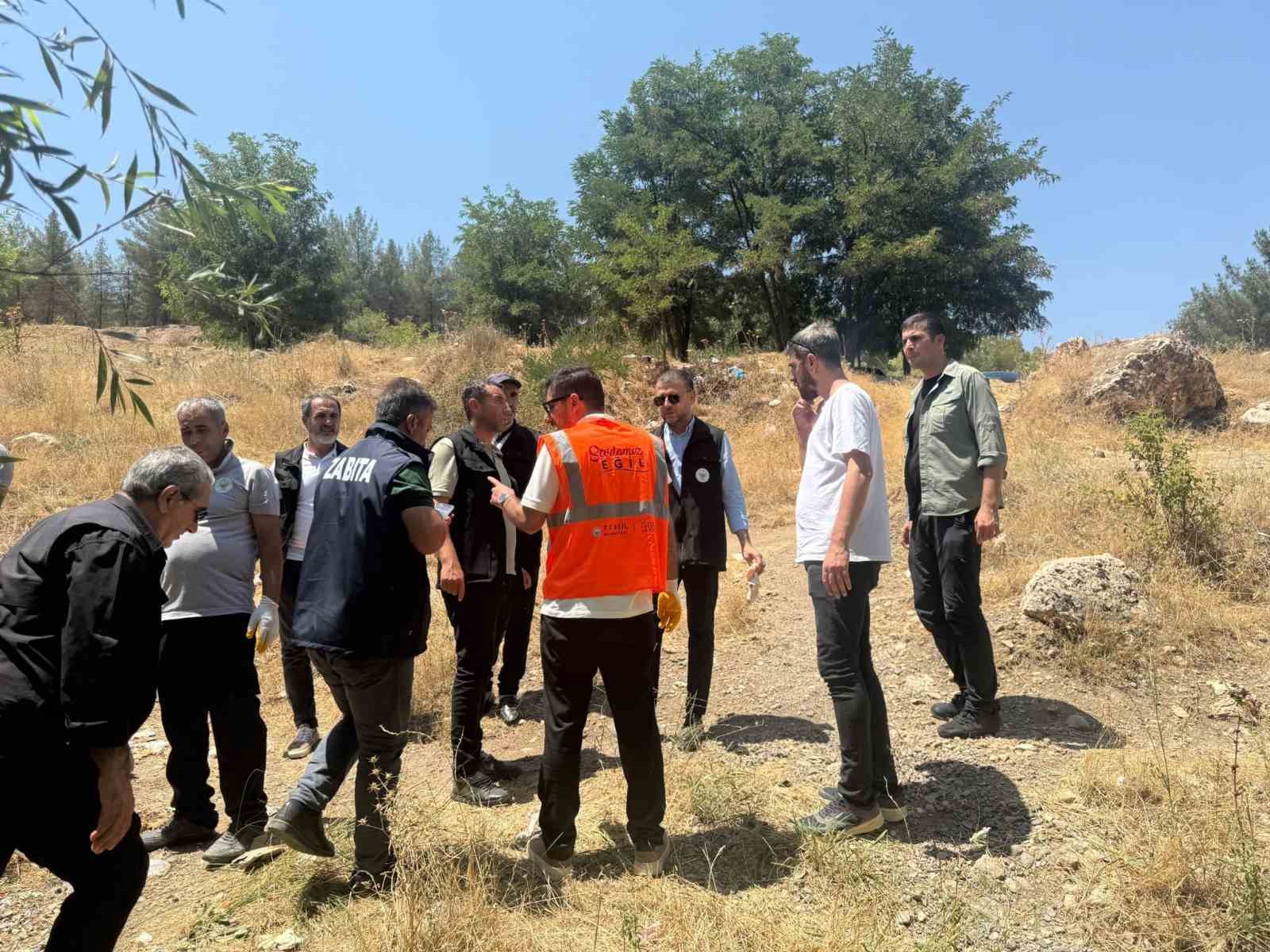 Eğil Belediye Başkanı ve personel piknik alanında &ccedil;&ouml;pleri temizledi
