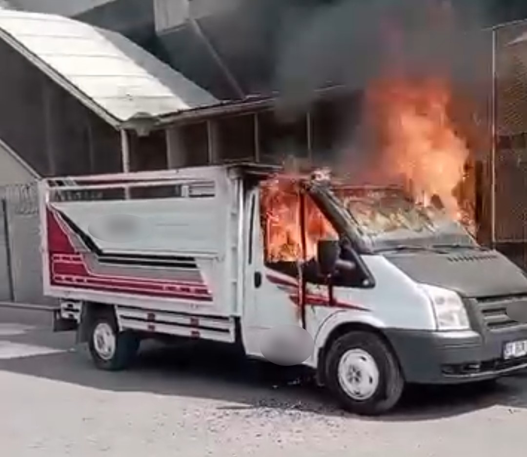 Adana’da park halindeki iki araç yandı