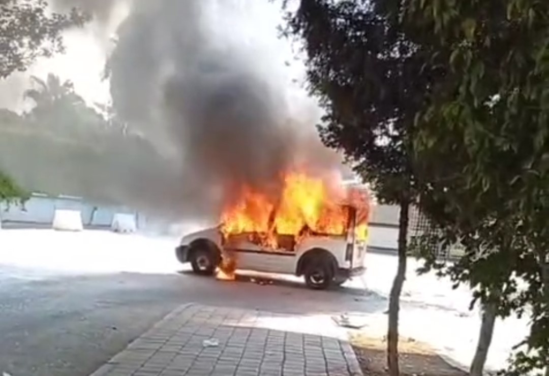 Adana’da park halindeki iki araç yandı