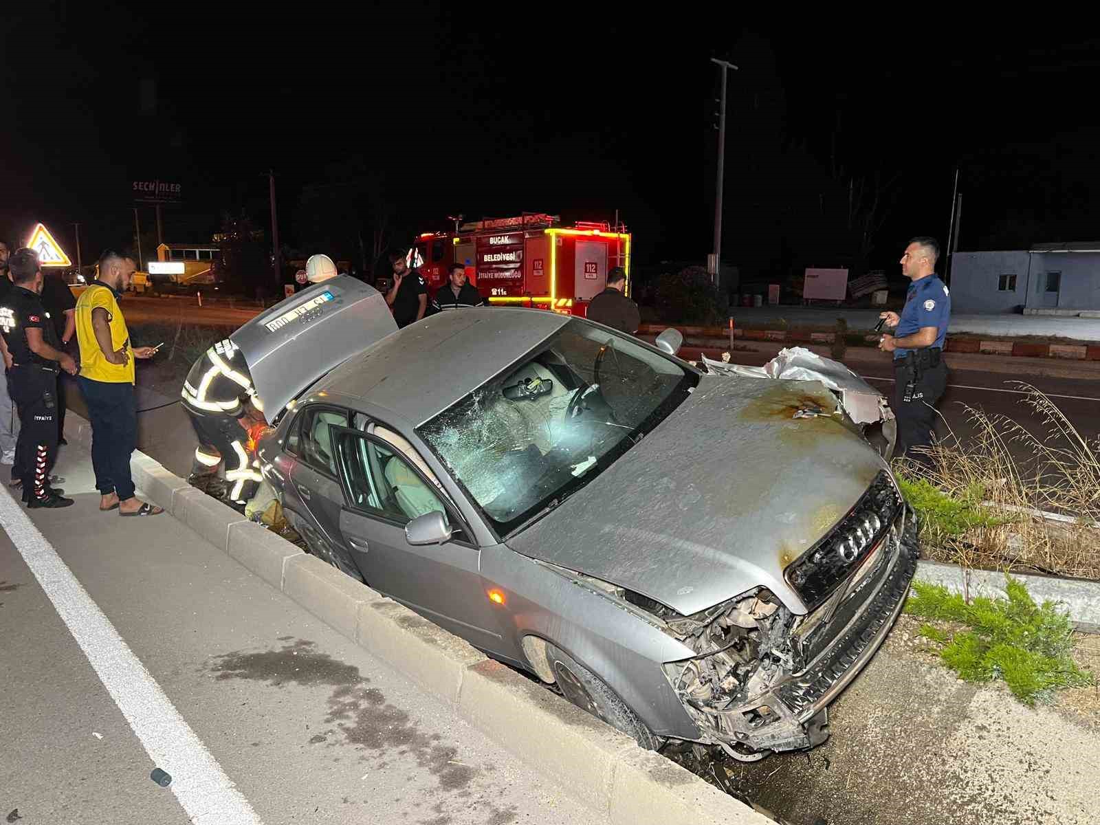 Burdur’da aydınlatma direğine çarpan otomobil alev aldı: 2 yaralı