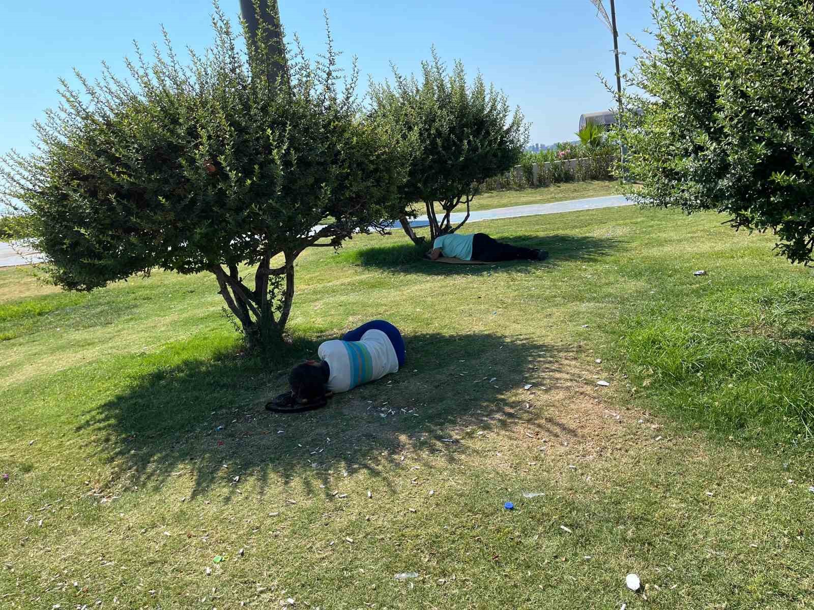 İzmir’de sıcak hava bunalttı, vatandaşlar ağaç gölgelerine kaçtı