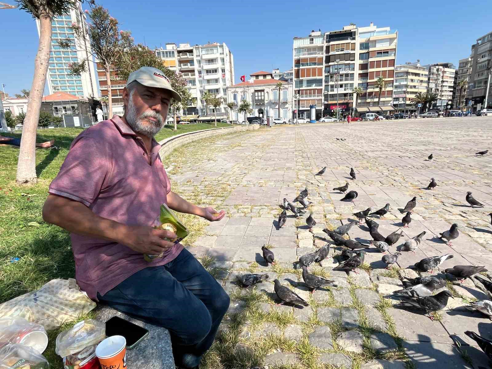 İzmir&rsquo;de sıcak hava bunalttı, vatandaşlar ağa&ccedil; g&ouml;lgelerine ka&ccedil;tı
