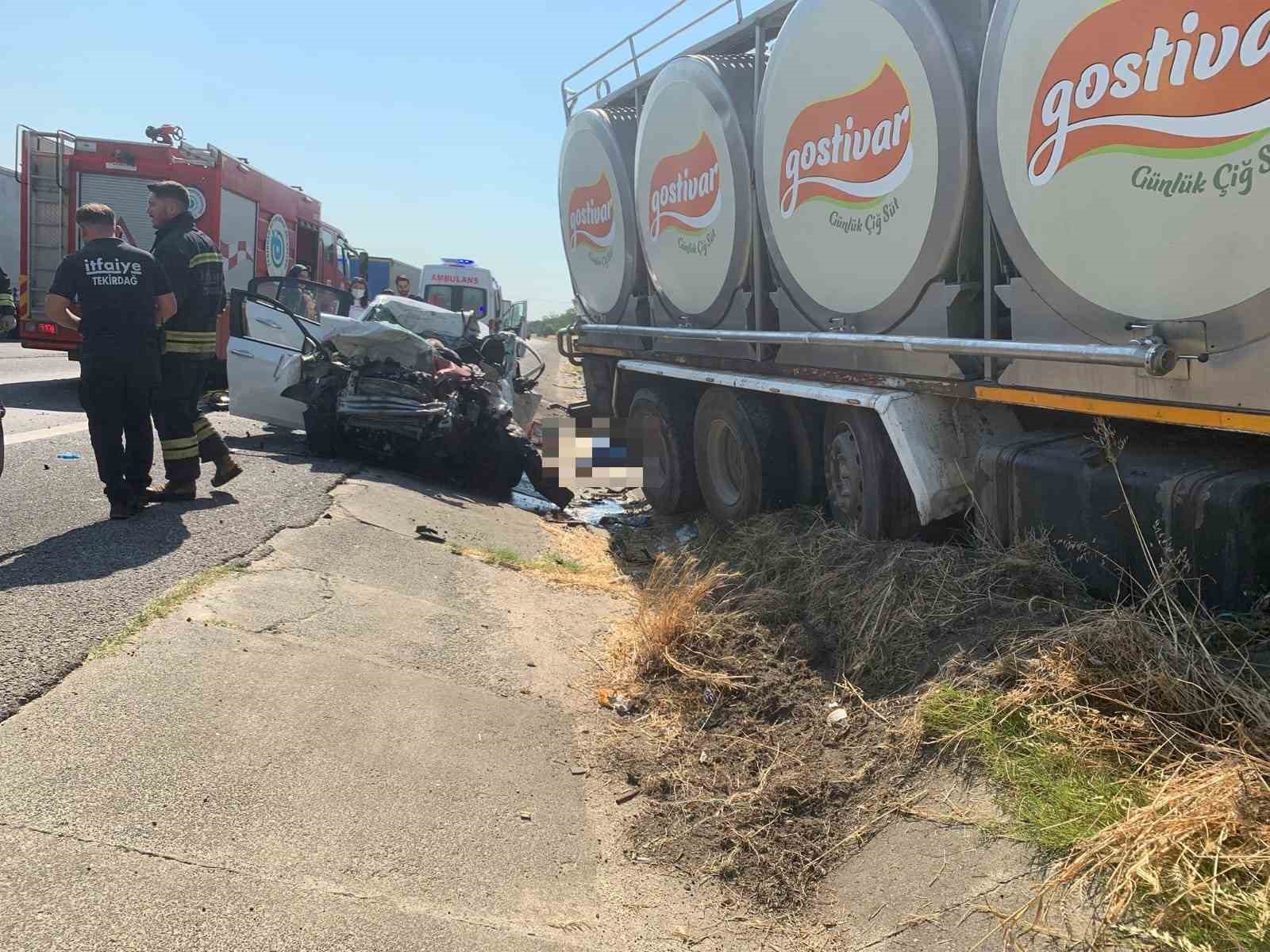 Tekirdağ&rsquo;da s&uuml;t kamyonu ile otomobil &ccedil;arpıştı: 4 kişi hayatını kaybetti
