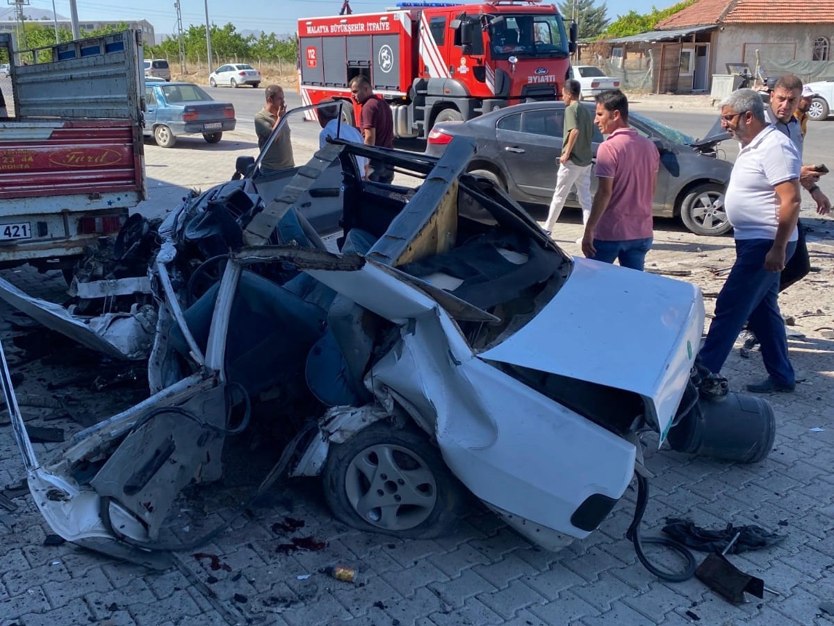 Malatya’daki kazada Tofaş hurdaya döndü: 1 ölü, 1 yaralı