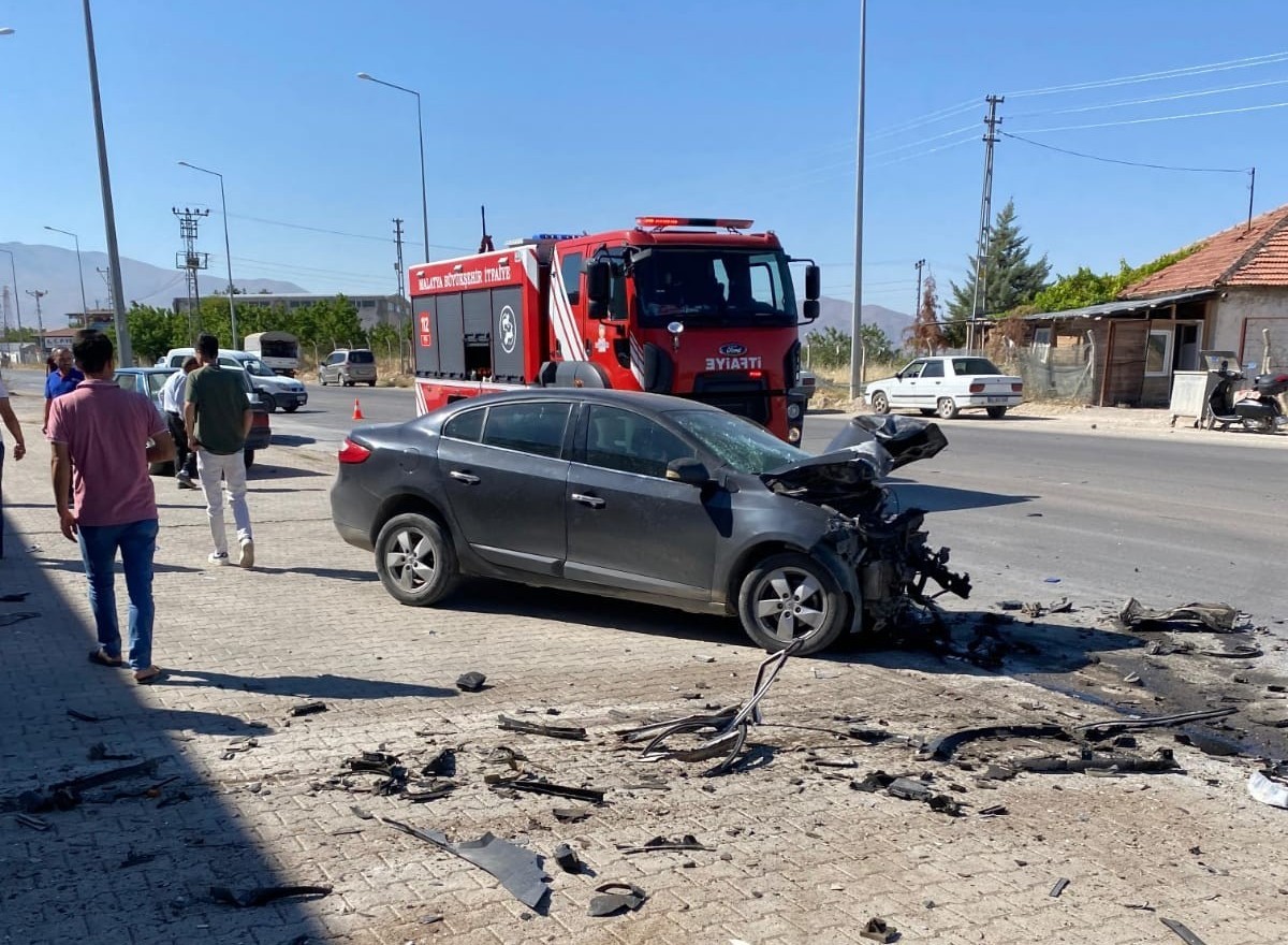 Malatya&rsquo;daki kazada Tofaş hurdaya d&ouml;nd&uuml;: 1 &ouml;l&uuml;, 1 yaralı
