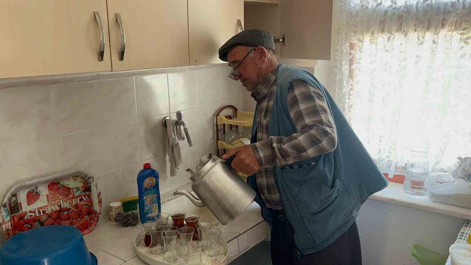 Köylüler yangın için seferber olan ekiplere yiyecek ve içecek ikram ediyor