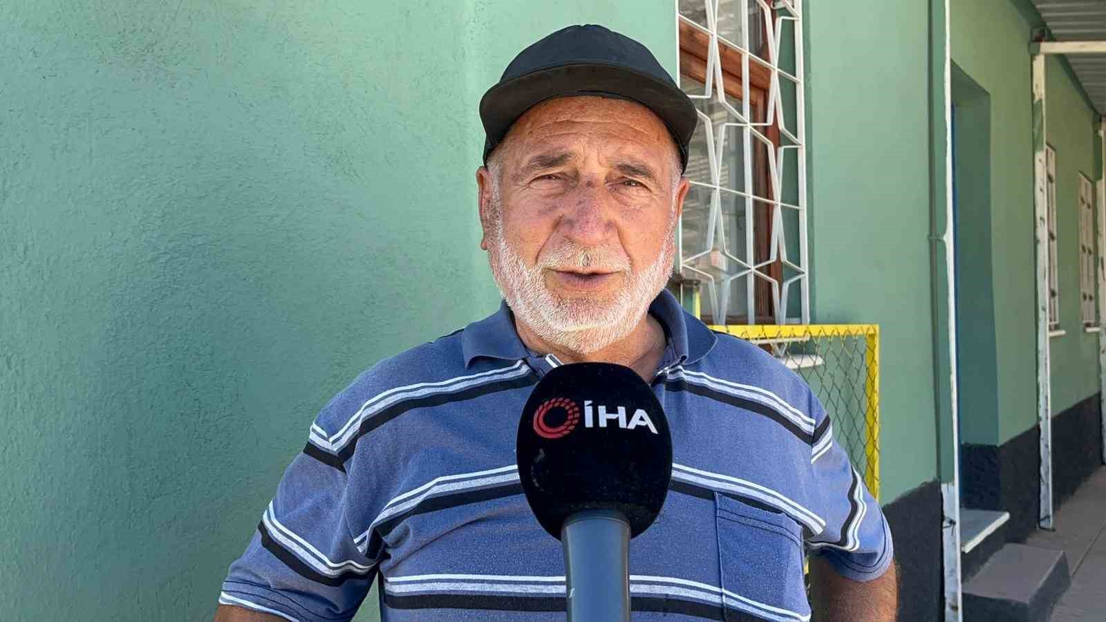 K&ouml;yl&uuml;ler yangın i&ccedil;in seferber olan ekiplere yiyecek ve i&ccedil;ecek ikram ediyor
