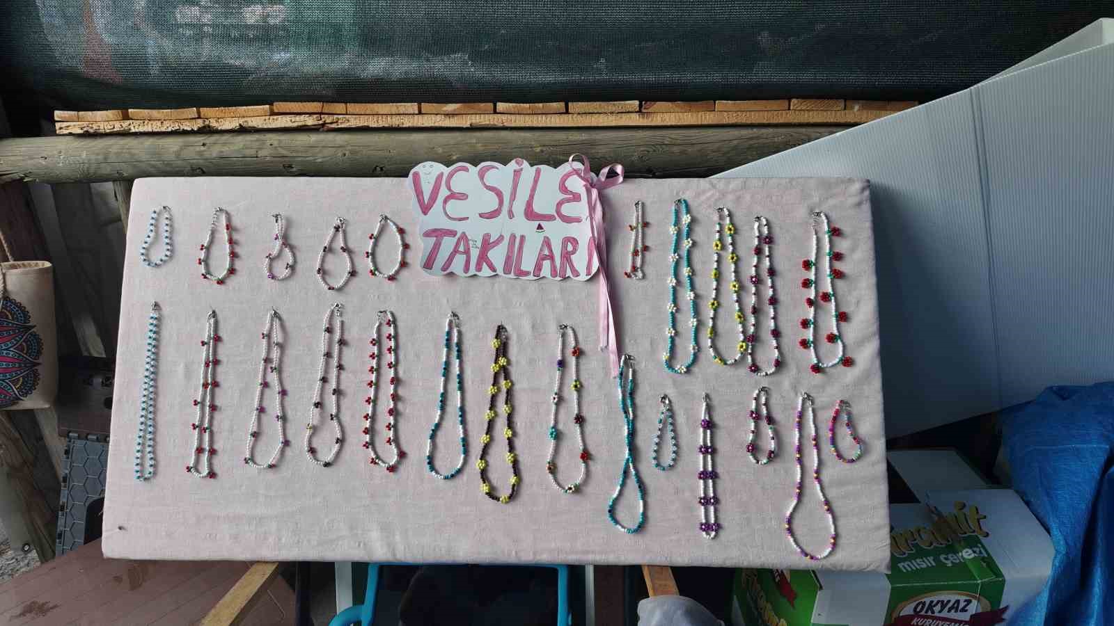 Gediz Tarhana Festivali’nin en genç girişimcisi 12 yaşındaki Vesile, takılarıyla göz kamaştırıyor