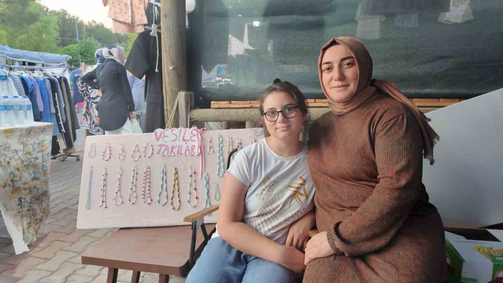 Gediz Tarhana Festivali&rsquo;nin en gen&ccedil; girişimcisi 12 yaşındaki Vesile, takılarıyla g&ouml;z kamaştırıyor
