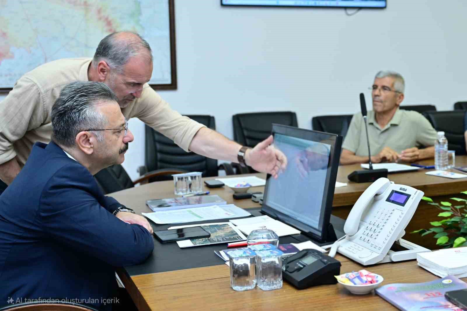 Vali Aksoy, yangınla ilgili gelişmeleri koordinasyon merkezinden takip ediyor