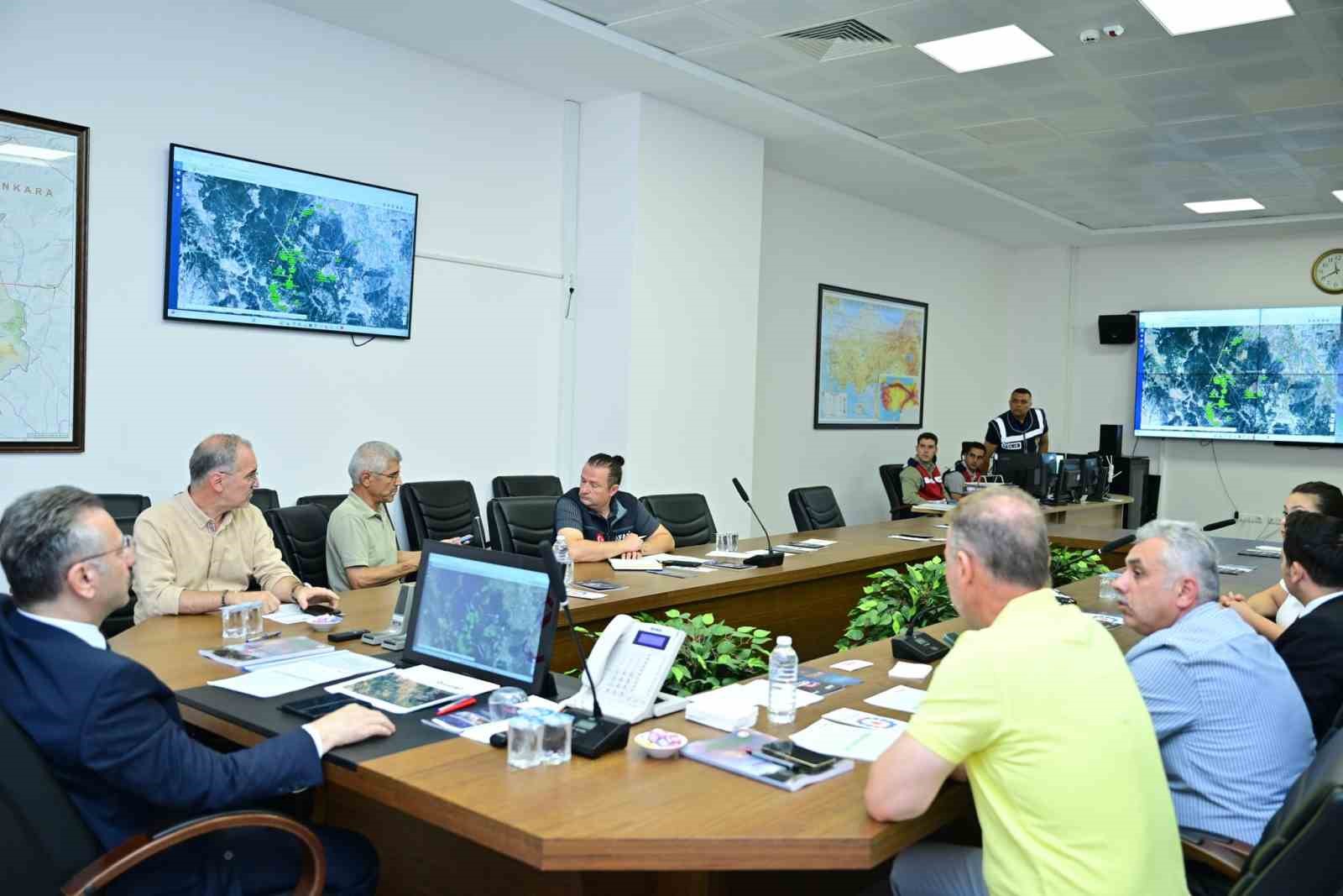 Vali Aksoy, yangınla ilgili gelişmeleri koordinasyon merkezinden takip ediyor
