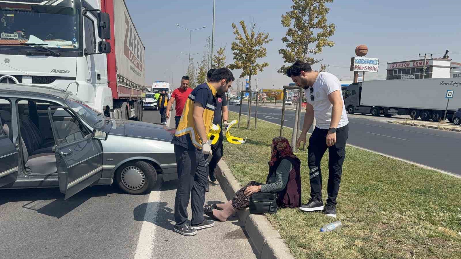 Aksaray&rsquo;da tır otomobile &ccedil;arptı: 3 yaralı
