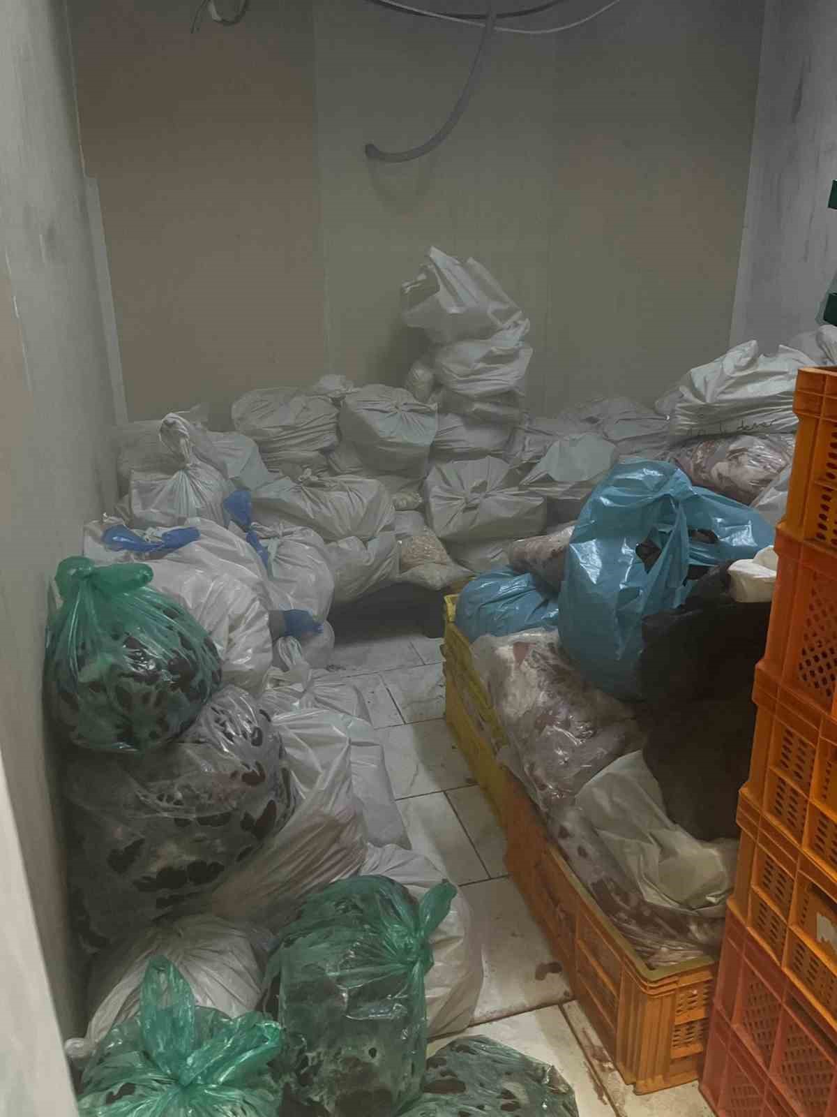 Deponun ardındaki tehlike: 2 ton ka&ccedil;ak et ve s&uuml;t &uuml;r&uuml;n&uuml; ele ge&ccedil;irildi
