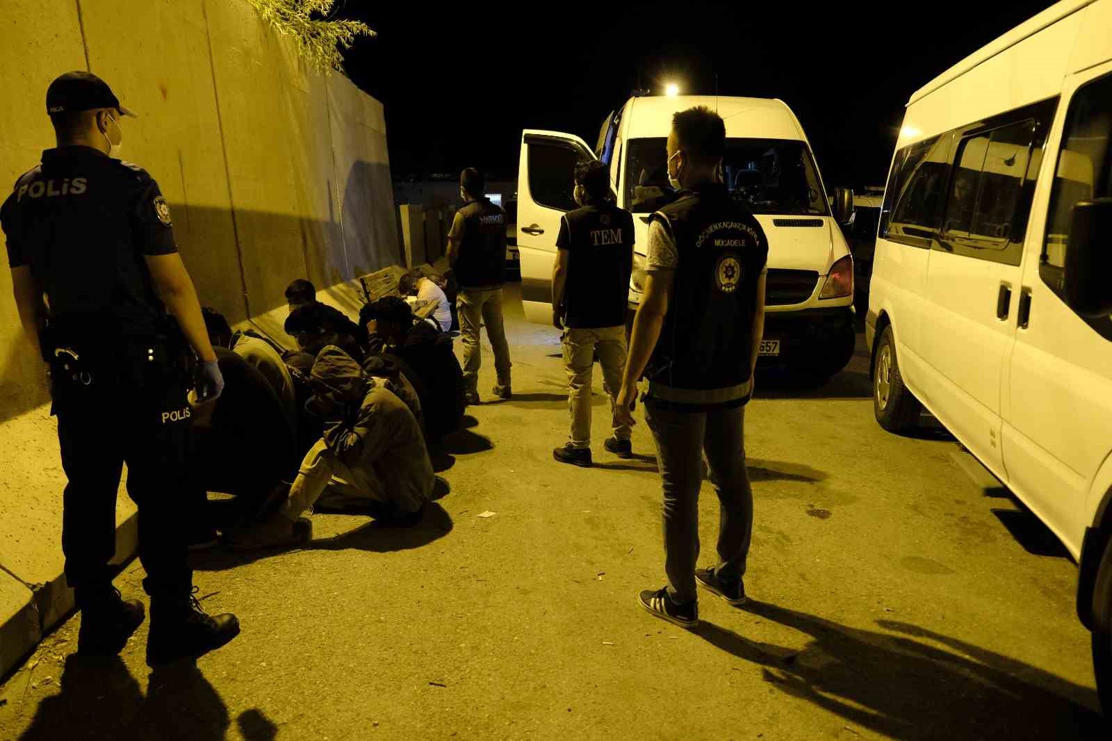 &Ouml;nden keşif yapmalarına rağmen Erzincan polisini ge&ccedil;emediler: 24 ka&ccedil;ak g&ouml;&ccedil;men 2 organizat&ouml;r yakalandı
