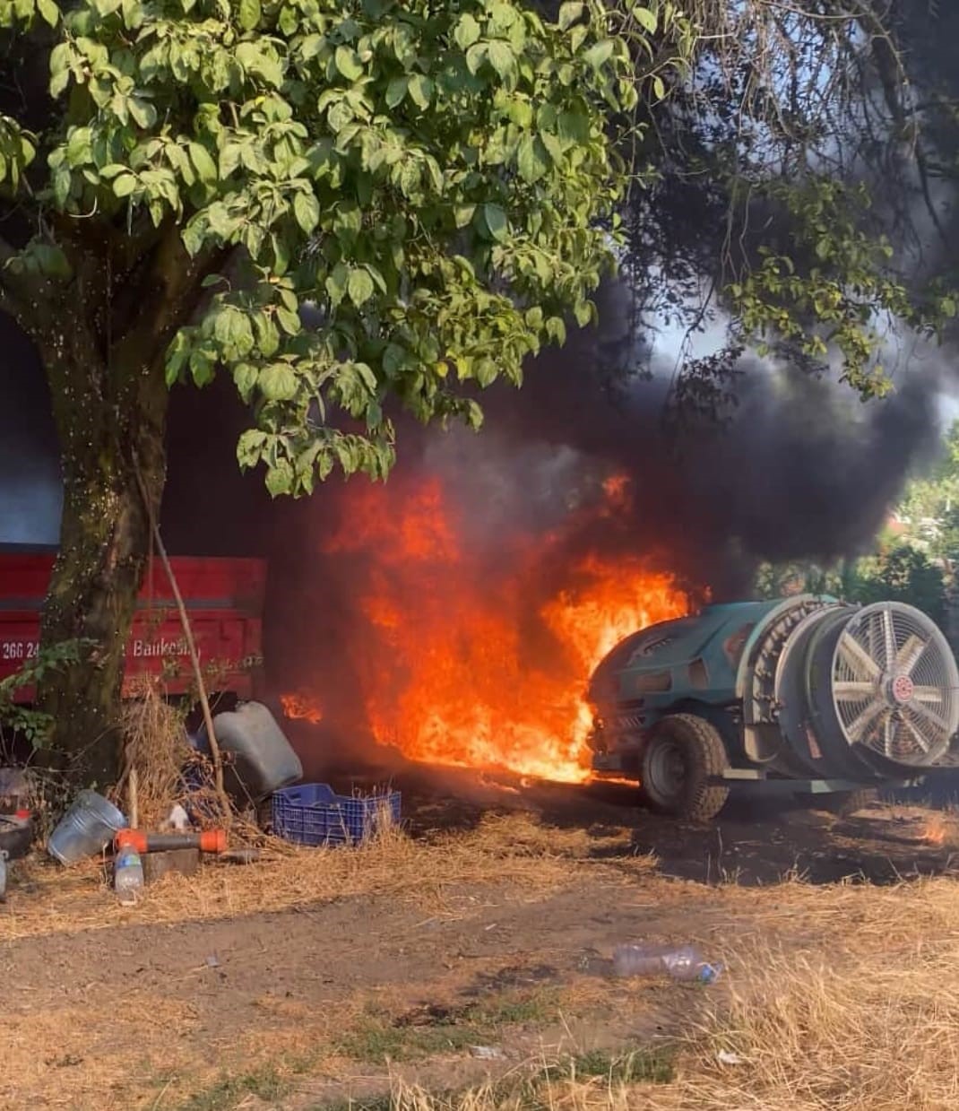Çiftçinin ilaçlama makinesi alev topuna döndü