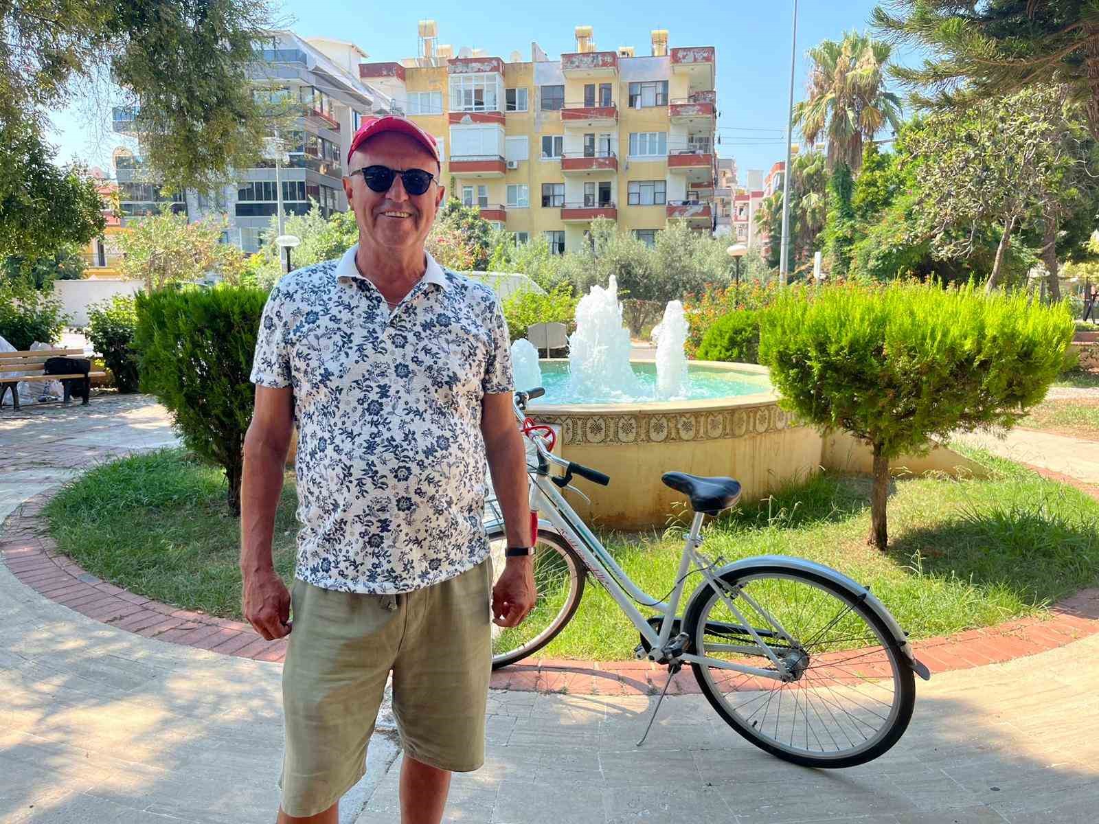 Bisikletiyle şarkı söyleyerek gittiği sahilde hırsızların kurbanı olmuştu, gelen hediyeyle tekrar şarkı söylemeye başladı