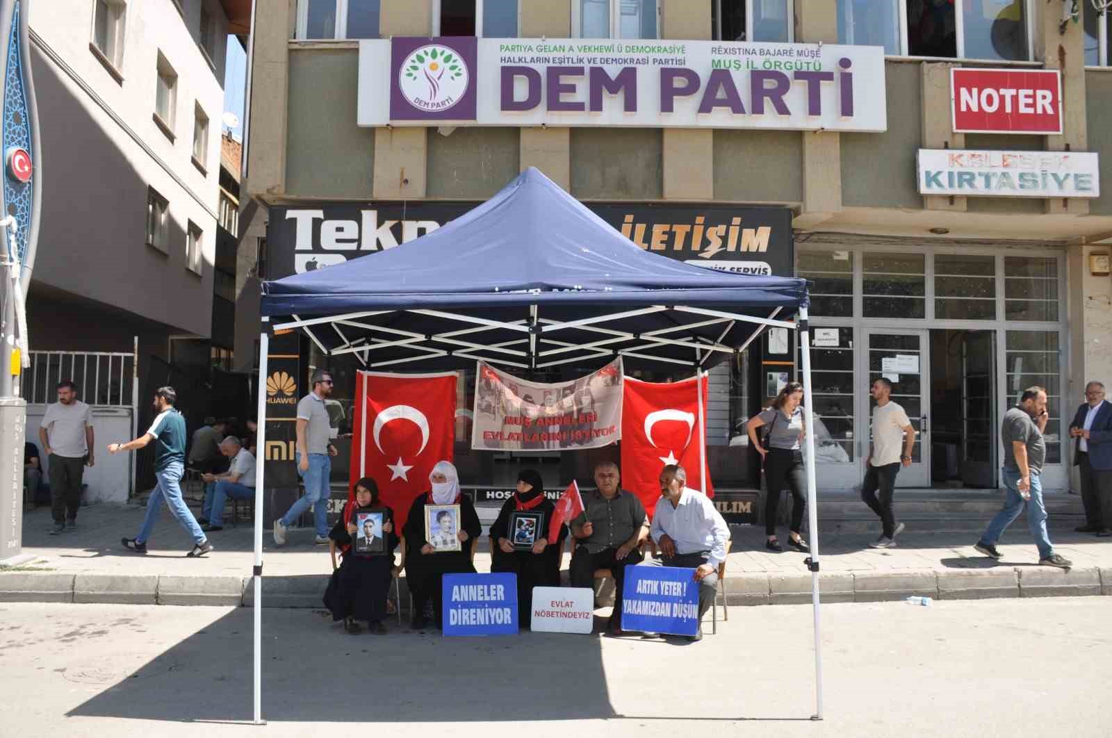 Muş’ta ailelerin evlat nöbeti umutla devam ediyor