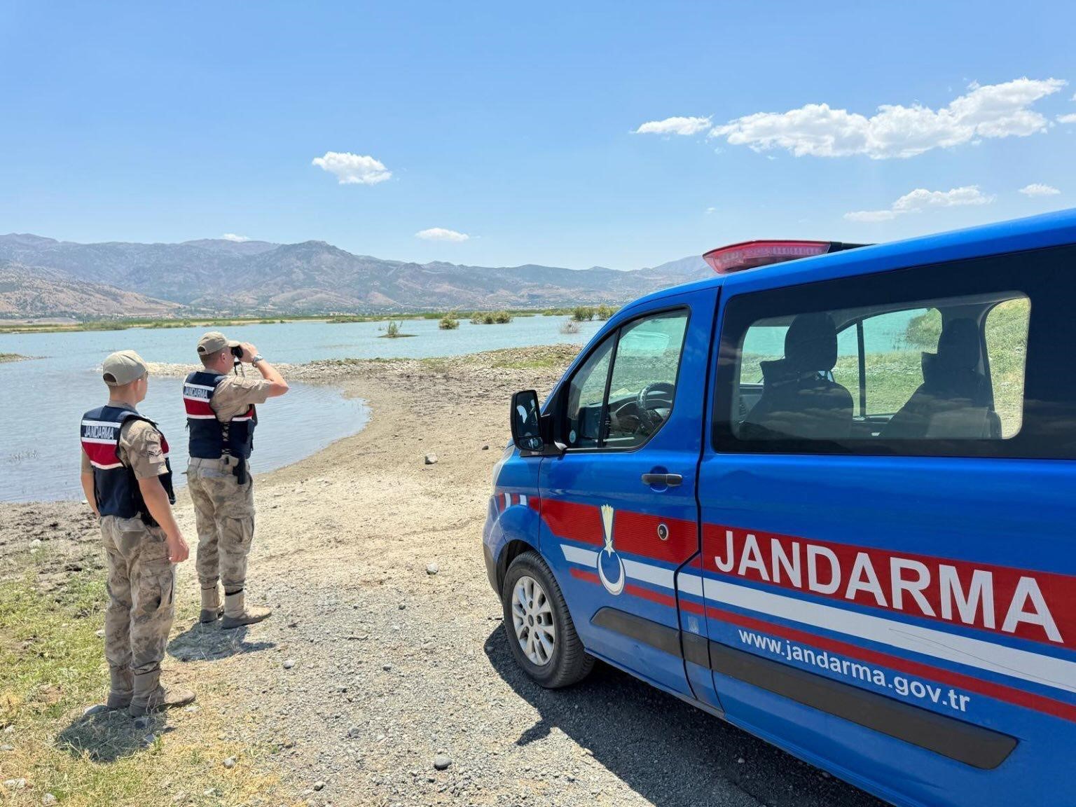 Elazığ’da jandarma ekipleri, su kenarlarında denetim yaptı
