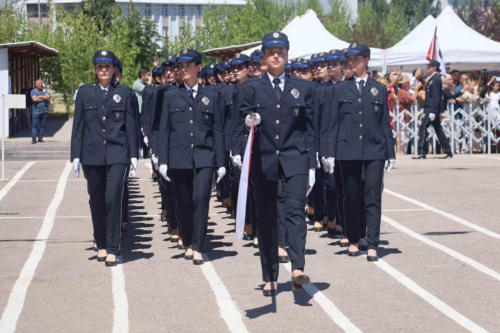 Şehit babasının izinden gitti, o da bugün mezun oldu
