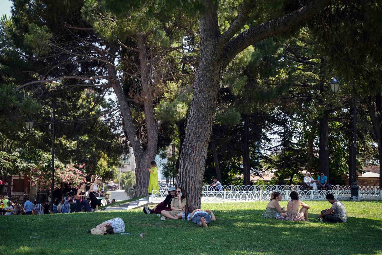 İstanbul’un kavurucu sıcağında turistler ’el vantilatörleri’ ile serinliyor